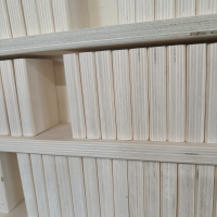 Boekenkast met Bijbelboeken